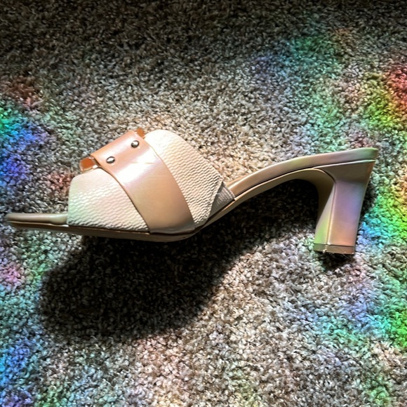 Anne Klein tan sandals with heel, Size 7.5 - Picture 7 of 7